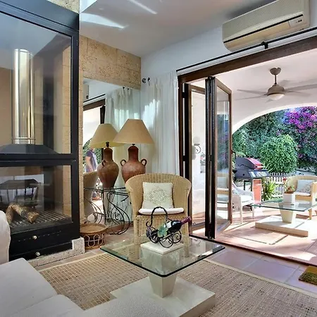 Holiday Villa, 5 Bedrooms, Garden With Pool Holiday home