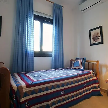 Holiday Villa, 5 Bedrooms, Garden With Pool Holiday home *