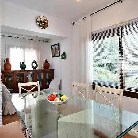 Holiday Villa, 5 Bedrooms, Garden With Pool Marbella
